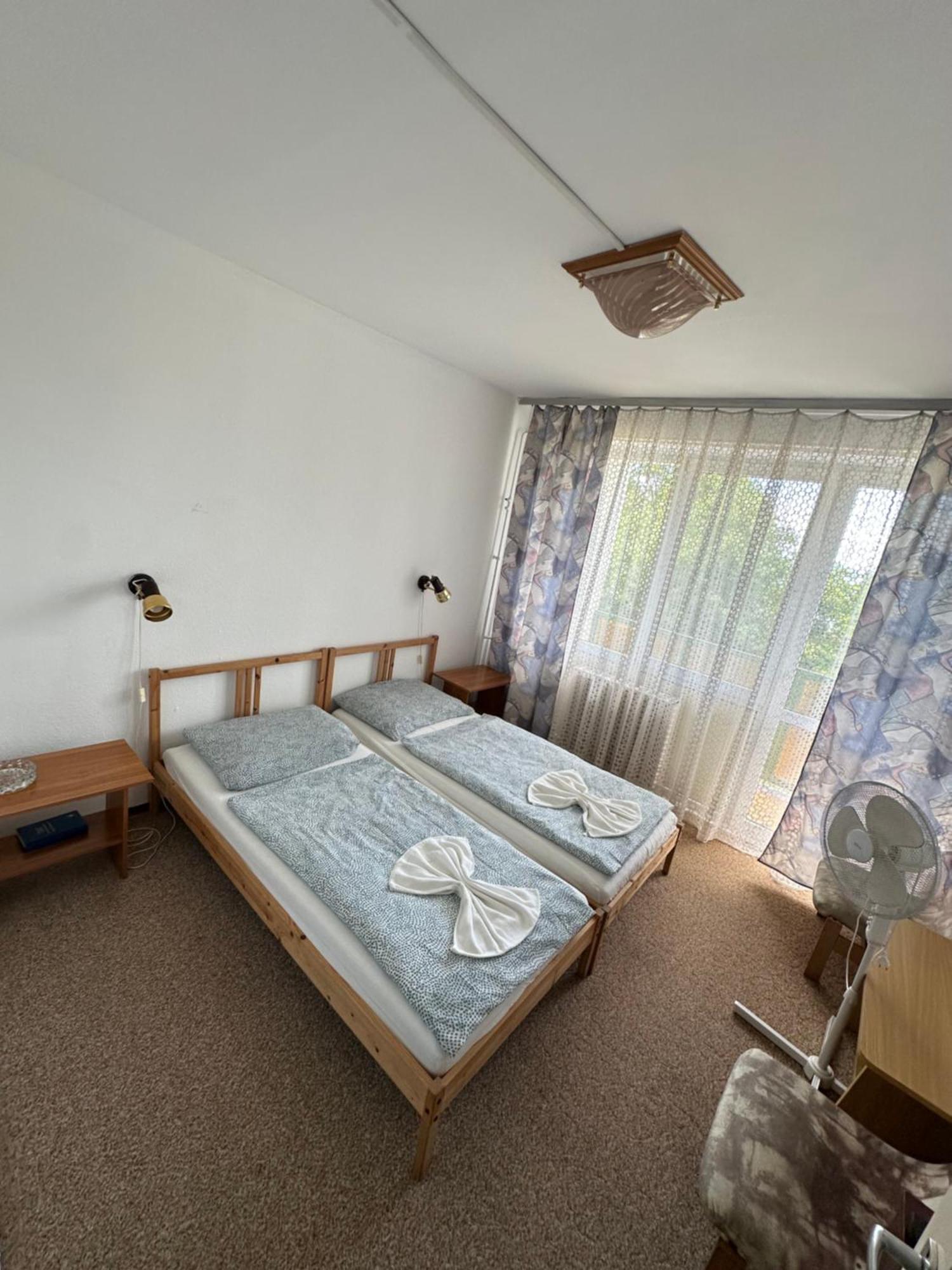 Aranypart Hostel Siofok Ngoại thất bức ảnh